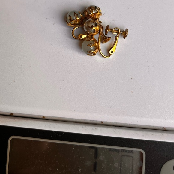 Miriam Haskell Signed Vintage Pearl Drop Clip On Earrings - Picture 4 of 7